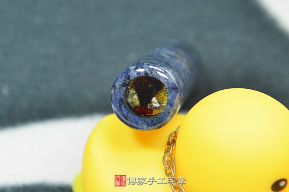 半手工噴砂印章：智利青金石臍帶章實際成品、印章作品分享、智利青金石印章材質介紹。（臍帶印章、肚臍章、肚臍印章，胎毛印章，一圓一方）傳家手工印章新竹店2020.04.19圖片4