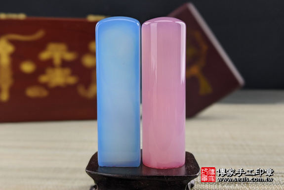 半手工噴砂印章：藍瑪瑙和粉紅瑪瑙開運印章實際成品、印章作品分享、藍瑪瑙和粉紅瑪瑙印章材質介紹。（銀行印鑑，一圓一方），傳家印章高雄店。2020.04.30，照片5