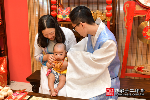 高雄市鳳山區李寶寶古禮收涎祝福活動:為寶寶戴上收涎餅乾。照片4