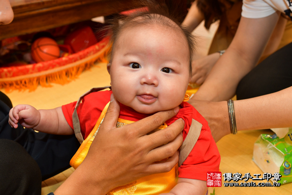 高雄市鳳山區陳寶寶們古禮收涎【穿收涎肚兜】：滿四個月趨吉避凶的吉祥衣服穿戴。高雄店收涎。照片3