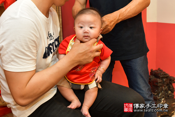 高雄市鳳山區陳寶寶們古禮收涎祝福活動:為寶寶戴上收涎餅乾。照片5