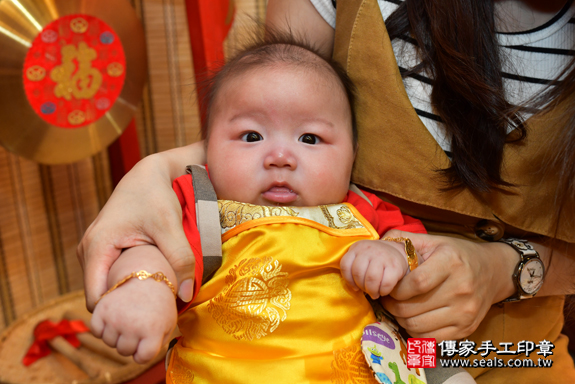 高雄市鳳山區陳寶寶們古禮收涎祝福活動:收涎過程拍照。照片3