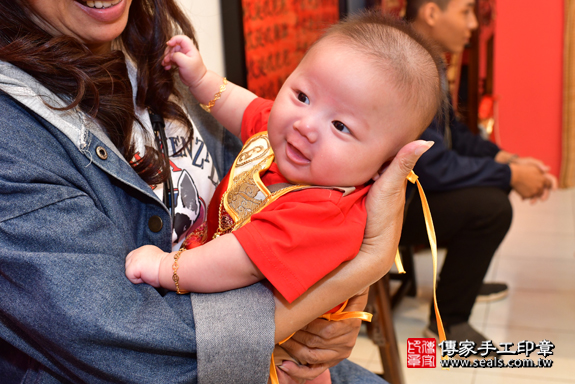 高雄市鳳山區陳寶寶們古禮收涎祝福活動:收涎過程拍照。照片5