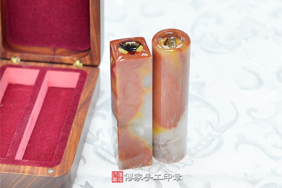 全手工噴砂印章：三彩漢玉臍帶章實際成品、印章作品分享、三彩漢玉印章材質介紹。（臍帶印章、肚臍章、肚臍印章，胎毛印章，一圓一方）傳家手工印章新竹店2020.04.23圖片2