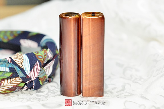 全手工噴砂印章：紅虎眼石臍帶章實際成品、印章作品分享、紅虎眼石印章材質介紹。（臍帶印章、肚臍章、肚臍印章，胎毛印章，一圓一方）傳家手工印章新竹店2020.04.26圖片1