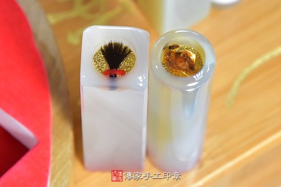 半手工噴砂印章：原色瑪瑙臍帶章實際成品、印章作品分享、原色瑪瑙印章材質介紹。（臍帶印章、肚臍章、肚臍印章，胎毛印章，一圓一方）傳家手工印章新竹店2020.04.29圖片2