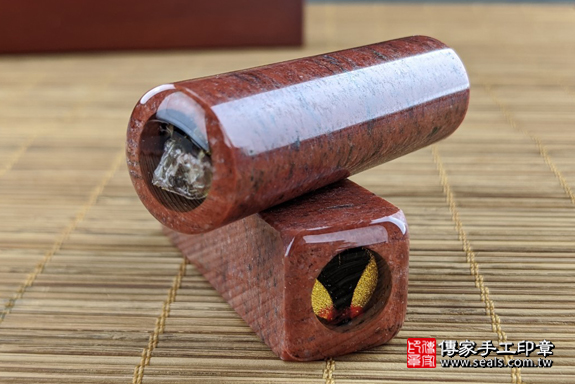 半手工噴砂印章：新疆紅石臍髮雙章實際成品、印章作品分享、新疆紅石印章材質介紹。（臍帶印章、肚臍章、肚臍印章，一圓一方）傳家手工印章高雄店。2020.05.03，照片5