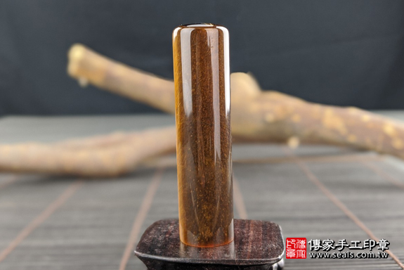 全手工噴砂印章：黃虎眼石臍髮章實際成品、印章作品分享、黃虎眼石印章材質介紹。（臍帶印章、肚臍章、肚臍印章，一圓一方）傳家手工印章高雄店。2020.05.04，照片4