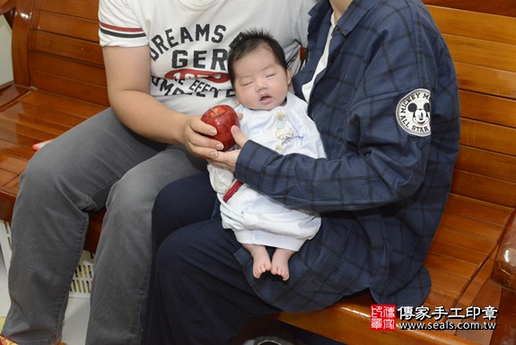 剃胎毛、滿月剃頭、嬰兒剃頭、嬰兒理髮、嬰兒剃髮、嬰兒剃胎毛、嬰兒滿月剃頭、寶寶剃頭、剃胎毛儀式、剃胎毛吉祥話、滿月剃頭儀式、滿月剃頭吉祥話、寶寶剃胎毛、寶寶滿月剃頭理髮、 新北市蘆洲區剃胎毛、新北市蘆洲區滿月剃頭、新北市蘆洲區嬰兒剃頭剃胎毛、新北市蘆洲區嬰兒理髮、新北市嬰兒剃髮、 張寶寶(新北市蘆洲區到府嬰兒寶寶滿月剃頭理髮、到府嬰兒剃胎毛儀式吉祥話)。到府剃頭剃胎毛主持、專業拍照、DVD光碟、證書。★購買「臍帶章、肚臍章、胎毛筆刷印章」贈送：剃頭、收涎、抓周，三選一。2020.04.03照片16