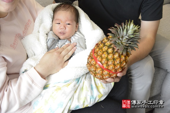 剃胎毛、滿月剃頭、嬰兒剃頭、嬰兒理髮、嬰兒剃髮、嬰兒剃胎毛、嬰兒滿月剃頭、寶寶剃頭、剃胎毛儀式、剃胎毛吉祥話、滿月剃頭儀式、滿月剃頭吉祥話、寶寶剃胎毛、寶寶滿月剃頭理髮、 新北市林口區剃胎毛、新北市林口區滿月剃頭、新北市林口區嬰兒剃頭剃胎毛、新北市林口區嬰兒理髮、新北市嬰兒剃髮、 黃寶寶(新北市林口區到府嬰兒寶寶滿月剃頭理髮、到府嬰兒剃胎毛儀式吉祥話)。到府剃頭剃胎毛主持、專業拍照、DVD光碟、證書。★購買「臍帶章、肚臍章、胎毛筆刷印章」贈送：剃頭、收涎、抓周，三選一。2020.04.05照片28