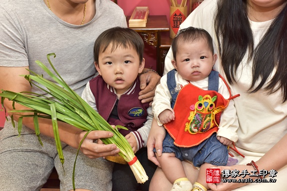 剃胎毛、滿月剃頭、嬰兒剃頭、嬰兒理髮、嬰兒剃髮、嬰兒剃胎毛、嬰兒滿月剃頭、寶寶剃頭、剃胎毛儀式、剃胎毛吉祥話、滿月剃頭儀式、滿月剃頭吉祥話、寶寶剃胎毛、寶寶滿月剃頭理髮、 新北市永和區剃胎毛、新北市永和區滿月剃頭、新北市永和區嬰兒剃頭剃胎毛、新北市永和區嬰兒理髮、新北市嬰兒剃髮、 韓寶寶(新北市永和區嬰兒寶寶滿月剃頭理髮、嬰兒剃胎毛儀式吉祥話)。中國風會場，爸媽寶貝穿「日中韓」古裝禮服。專業拍照、DVD光碟、證書。★購買「臍帶章、肚臍章、胎毛筆刷印章」贈送：剃頭、收涎、抓周，三選一。2020.04.05照片16