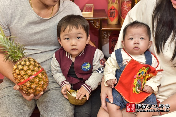 剃胎毛、滿月剃頭、嬰兒剃頭、嬰兒理髮、嬰兒剃髮、嬰兒剃胎毛、嬰兒滿月剃頭、寶寶剃頭、剃胎毛儀式、剃胎毛吉祥話、滿月剃頭儀式、滿月剃頭吉祥話、寶寶剃胎毛、寶寶滿月剃頭理髮、 新北市永和區剃胎毛、新北市永和區滿月剃頭、新北市永和區嬰兒剃頭剃胎毛、新北市永和區嬰兒理髮、新北市嬰兒剃髮、 韓寶寶(新北市永和區嬰兒寶寶滿月剃頭理髮、嬰兒剃胎毛儀式吉祥話)。中國風會場，爸媽寶貝穿「日中韓」古裝禮服。專業拍照、DVD光碟、證書。★購買「臍帶章、肚臍章、胎毛筆刷印章」贈送：剃頭、收涎、抓周，三選一。2020.04.05照片22