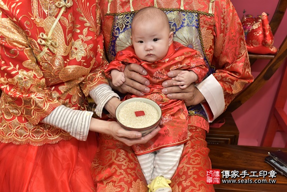 剃胎毛、滿月剃頭、嬰兒剃頭、嬰兒理髮、嬰兒剃髮、嬰兒剃胎毛、嬰兒滿月剃頭、寶寶剃頭、剃胎毛儀式、剃胎毛吉祥話、滿月剃頭儀式、滿月剃頭吉祥話、寶寶剃胎毛、寶寶滿月剃頭理髮、 新北市永和區剃胎毛、新北市永和區滿月剃頭、新北市永和區嬰兒剃頭剃胎毛、新北市永和區嬰兒理髮、新北市嬰兒剃髮、 范寶寶(新北市永和區嬰兒寶寶滿月剃頭理髮、嬰兒剃胎毛儀式吉祥話)。中國風會場，爸媽寶貝穿「日中韓」古裝禮服。專業拍照、DVD光碟、證書。★購買「臍帶章、肚臍章、胎毛筆刷印章」贈送：剃頭、收涎、抓周，三選一。2020.04.09照片13