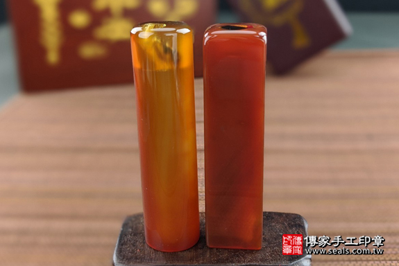 半手工噴砂印章：紅瑪瑙臍髮雙章實際成品、印章作品分享、紅瑪瑙印章材質介紹。（臍帶印章、肚臍章、肚臍印章，一圓一方）傳家手工印章高雄店。2020.05.06，照片1