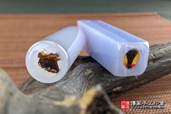 全手工噴砂印章：土耳其藍玉髓臍帶章和藍紋玉髮束章實際成品、印章作品分享、土耳其藍玉髓和藍紋玉印章材質介紹。（臍帶印章、肚臍章、肚臍印章，一圓一方）傳家手工印章高雄店。2020.05.07，照片8