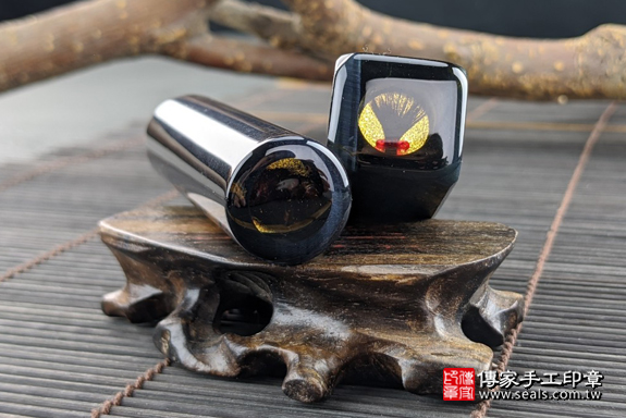 全手工噴砂印章：藍虎眼石臍髮雙章實際成品、印章作品分享、藍虎眼石印章材質介紹。（臍帶印章、肚臍章、肚臍印章，一圓一方）傳家手工印章高雄店。2020.05.08，照片6