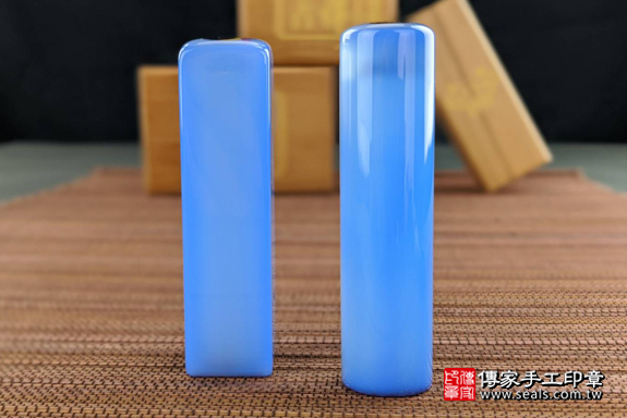 半手工噴砂印章：藍瑪瑙臍髮雙章實際成品、印章作品分享、藍瑪瑙印章材質介紹。（臍帶印章、肚臍章、肚臍印章，一圓一方）傳家手工印章高雄店。2020.05.14，照片5