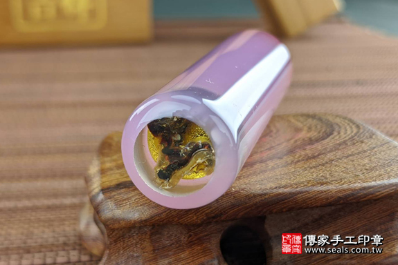 半手工噴砂印章：粉紅瑪瑙臍帶章實際成品、印章作品分享、粉紅瑪瑙印章材質介紹。（臍帶印章、肚臍章、肚臍印章，一圓一方）傳家手工印章高雄店。2020.05.17，照片4