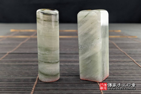 全手工噴砂印章：綠髮彩玉臍髮雙章實際成品、印章作品分享、綠髮彩玉印章材質介紹。（臍帶印章、肚臍章、肚臍印章，一圓一方）傳家手工印章高雄店。2020.05.20，照片4