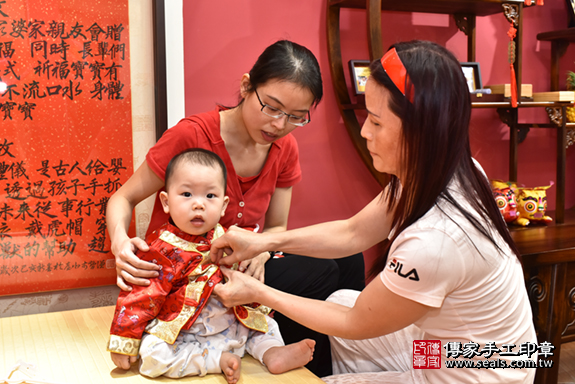 永和區趙寶寶古禮抓周：滿週歲趨吉避凶的吉祥衣服穿戴。照片2