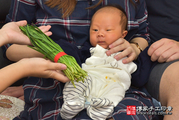 剃胎毛、滿月剃頭、嬰兒剃頭、嬰兒理髮、嬰兒剃髮、嬰兒剃胎毛、嬰兒滿月剃頭、寶寶剃頭、剃胎毛儀式、剃胎毛吉祥話、滿月剃頭儀式、滿月剃頭吉祥話、寶寶剃胎毛、寶寶滿月剃頭理髮、台南市新化區剃胎毛、台南市新化區滿月剃頭、台南市新化區嬰兒剃頭剃胎毛、台南市新化區嬰兒理髮、台南市嬰兒剃髮、鄭寶寶(台南市新化區到府嬰兒寶寶滿月剃頭理髮、到府嬰兒剃胎毛儀式吉祥話)。到府剃頭剃胎毛主持、專業拍照、DVD光碟、證書。★購買「臍帶章、肚臍章、胎毛筆刷印章」贈送：剃頭、收涎、抓周，三選一。2020.05.23照片11