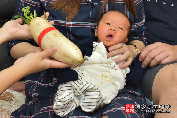 剃胎毛、滿月剃頭、嬰兒剃頭、嬰兒理髮、嬰兒剃髮、嬰兒剃胎毛、嬰兒滿月剃頭、寶寶剃頭、剃胎毛儀式、剃胎毛吉祥話、滿月剃頭儀式、滿月剃頭吉祥話、寶寶剃胎毛、寶寶滿月剃頭理髮、台南市新化區剃胎毛、台南市新化區滿月剃頭、台南市新化區嬰兒剃頭剃胎毛、台南市新化區嬰兒理髮、台南市嬰兒剃髮、鄭寶寶(台南市新化區到府嬰兒寶寶滿月剃頭理髮、到府嬰兒剃胎毛儀式吉祥話)。到府剃頭剃胎毛主持、專業拍照、DVD光碟、證書。★購買「臍帶章、肚臍章、胎毛筆刷印章」贈送：剃頭、收涎、抓周，三選一。2020.05.23照片13