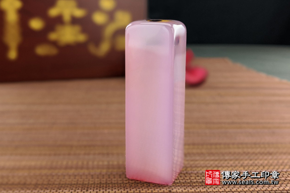 半手工噴砂印章：粉紅瑪瑙髮束印章實際成品、印章作品分享、粉紅瑪瑙印章材質介紹。（銀行印鑑，一圓一方），傳家印章高雄店。2020.05.31，照片1