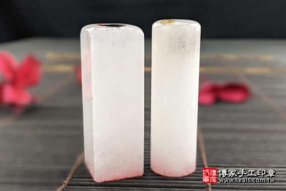 半手工噴砂印章：新疆白玉臍髮雙章實際成品、印章作品分享、新疆白玉印章材質介紹。（臍帶印章、肚臍章、肚臍印章，一圓一方）傳家手工印章高雄店。2020.06.04，照片1