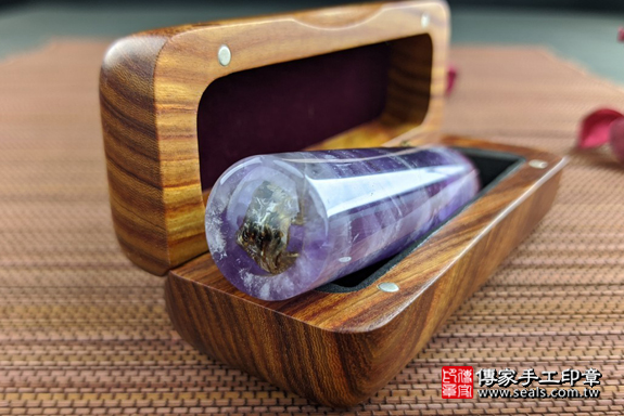 半手工噴砂印章：紫水晶臍帶章實際成品、印章作品分享、紫水晶印章材質介紹。（臍帶印章、肚臍章、肚臍印章，一圓一方）傳家手工印章高雄店。2020.06.05，照片6