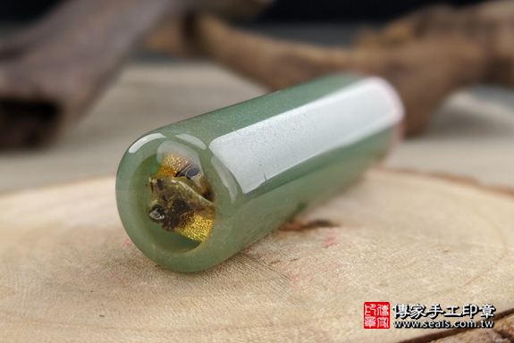 半手工噴砂印章：手鐲料東菱玉臍帶章實際成品、印章作品分享、手鐲料東菱玉印章材質介紹。（臍帶印章、肚臍章、肚臍印章，一圓一方）傳家手工印章高雄店。2020.06.07照片6