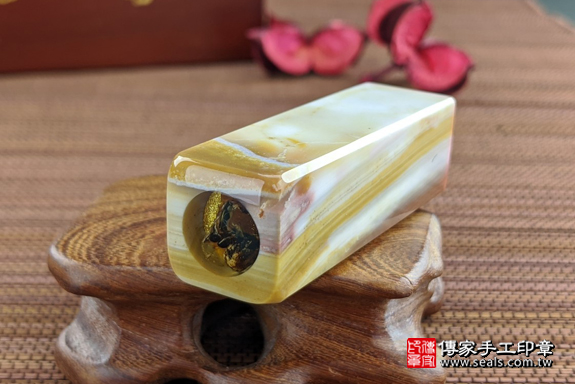 全手工噴砂印章：彩虹瑪瑙臍帶章實際成品、印章作品分享、彩虹瑪瑙印章材質介紹。（臍帶印章、肚臍章、肚臍印章，一圓一方）傳家手工印章高雄店。2020.06.06，照片5