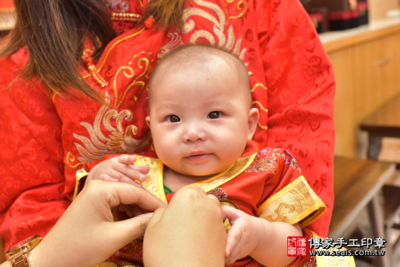 台中市北區楓寶寶古禮收涎【穿收涎肚兜】：滿四個月趨吉避凶的吉祥衣服穿戴。台中店收涎。照片3