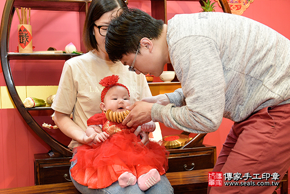 桃園市八德區林寶寶收涎祝福活動:為寶寶戴上收涎餅乾，桃園店收涎。照片10