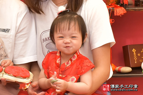 北區蘇寶寶古禮抓周：寶寶穿戴【抓周春秋戰國虎符、抓周富貴平安翡翠玉鎖片玉珮】。照片3