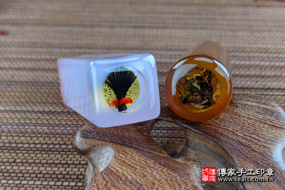 半手工噴砂印章：紅瑪瑙臍帶圓章和粉紅瑪瑙髮束方章臍帶章實際成品、印章作品分享、紅瑪瑙臍帶圓章和粉紅瑪瑙髮束方章印章材質介紹。（臍帶印章、肚臍章、肚臍印章，一圓一方）傳家手工印章高雄店。2020.06.10照片6