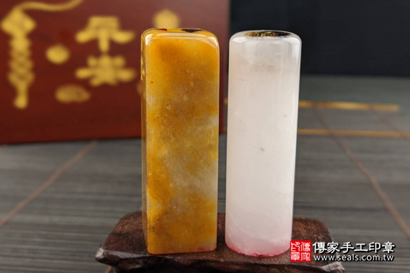 全手工噴砂印章：新疆白玉臍帶圓章和新疆黃玉髮束方章臍帶章實際成品、印章作品分享、新疆白玉臍帶圓章和新疆黃玉髮束方章印章材質介紹。（臍帶印章、肚臍章、肚臍印章，一圓一方）傳家手工印章高雄店。2020.06.11，照片4