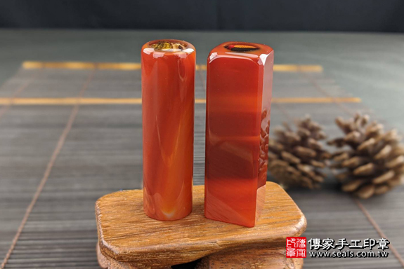 半手工噴砂印章：紅瑪瑙臍髮雙章實際成品、印章作品分享、紅瑪瑙印章材質介紹。（臍帶印章、肚臍章、肚臍印章，一圓一方）傳家手工印章高雄店。2020.06.18照片1