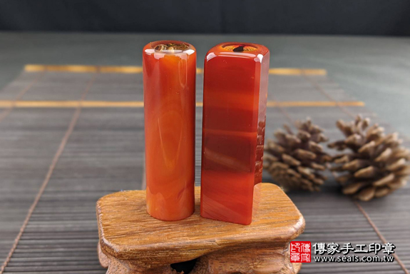 半手工噴砂印章：紅瑪瑙臍髮雙章實際成品、印章作品分享、紅瑪瑙印章材質介紹。（臍帶印章、肚臍章、肚臍印章，一圓一方）傳家手工印章高雄店。2020.06.18照片4