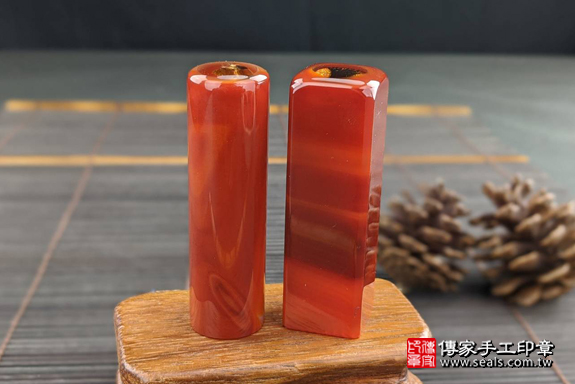 半手工噴砂印章：紅瑪瑙臍髮雙章實際成品、印章作品分享、紅瑪瑙印章材質介紹。（臍帶印章、肚臍章、肚臍印章，一圓一方）傳家手工印章高雄店。2020.06.18照片6