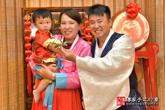 鳳山區王寶寶古禮抓周：抓周儀式【吃花生】。照片1