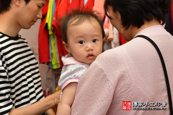 鳳山區龎寶寶古禮抓周：滿週歲趨吉避凶的吉祥衣服穿戴。照片2