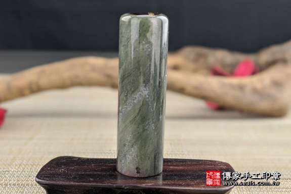 半手工噴砂印章：綠髮彩玉臍帶章實際成品、印章作品分享、綠髮彩玉印章材質介紹。（臍帶印章、肚臍章、肚臍印章，一圓一方）傳家手工印章高雄店。2020.07.01照片1