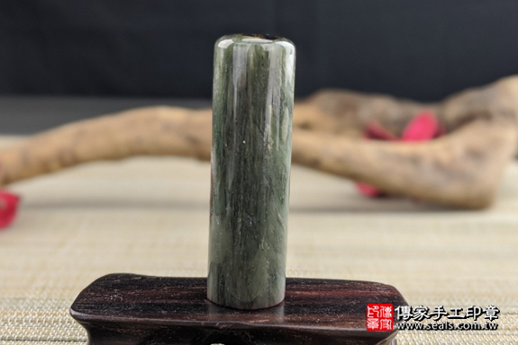 半手工噴砂印章：綠髮彩玉臍帶章實際成品、印章作品分享、綠髮彩玉印章材質介紹。（臍帶印章、肚臍章、肚臍印章，一圓一方）傳家手工印章高雄店。2020.07.01照片4