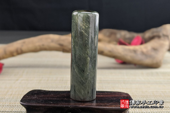 半手工噴砂印章：綠髮彩玉臍帶章實際成品、印章作品分享、綠髮彩玉印章材質介紹。（臍帶印章、肚臍章、肚臍印章，一圓一方）傳家手工印章高雄店。2020.07.01照片6