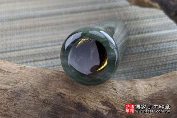 半手工噴砂印章：綠髮彩玉臍帶章實際成品、印章作品分享、綠髮彩玉印章材質介紹。（臍帶印章、肚臍章、肚臍印章，一圓一方）傳家手工印章高雄店。2020.07.01照片5