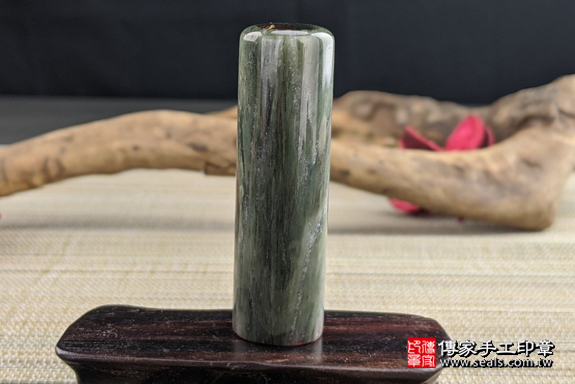 半手工噴砂印章：綠髮彩玉臍帶章實際成品、印章作品分享、綠髮彩玉印章材質介紹。（臍帶印章、肚臍章、肚臍印章，一圓一方）傳家手工印章高雄店。2020.07.01照片9