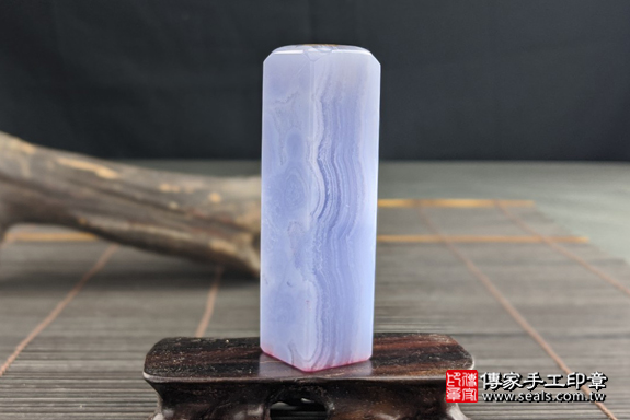 半手工噴砂印章：藍紋玉臍帶章實際成品、印章作品分享、藍紋玉印章材質介紹。（臍帶印章、肚臍章、肚臍印章，一圓一方）傳家手工印章高雄店。2020.07.05，照片1