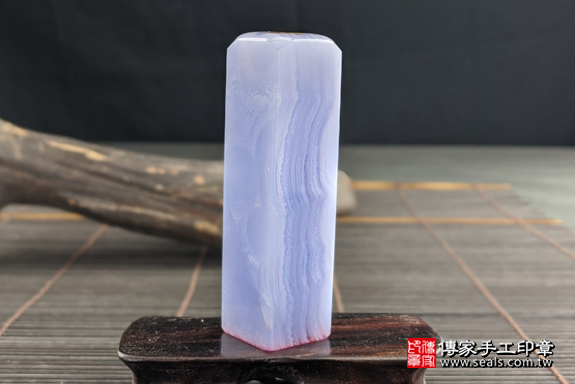 半手工噴砂印章：藍紋玉臍帶章實際成品、印章作品分享、藍紋玉印章材質介紹。（臍帶印章、肚臍章、肚臍印章，一圓一方）傳家手工印章高雄店。2020.07.05，照片5