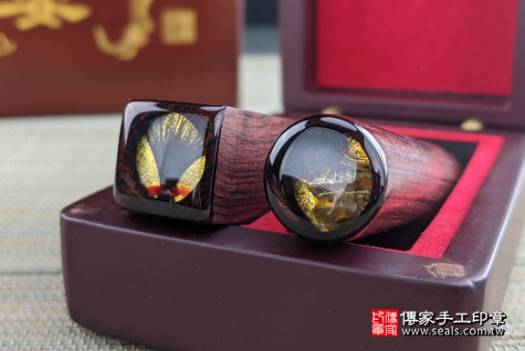 半手工刻印印章：玫瑰紅檀木臍髮雙章實際成品、印章作品分享、玫瑰紅檀木印章材質介紹。（臍帶印章、肚臍章、肚臍印章，一圓一方）傳家手工印章高雄店。2020.07.06，照片7