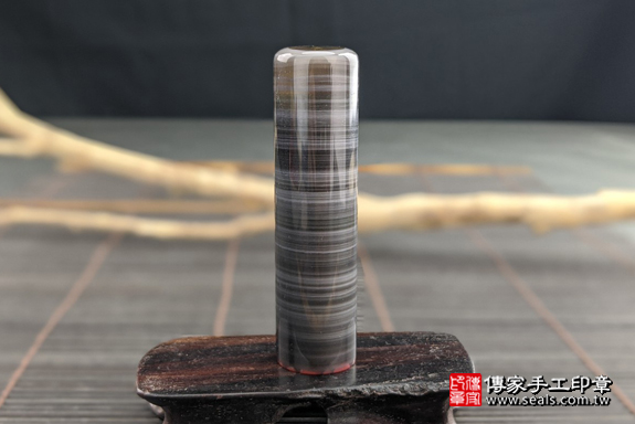 全手工噴砂印章：炫彩黑曜石臍帶章實際成品、印章作品分享、炫彩黑曜石印章材質介紹。（臍帶印章、肚臍章、肚臍印章，一圓一方）傳家手工印章高雄店。2020.07.07，照片4